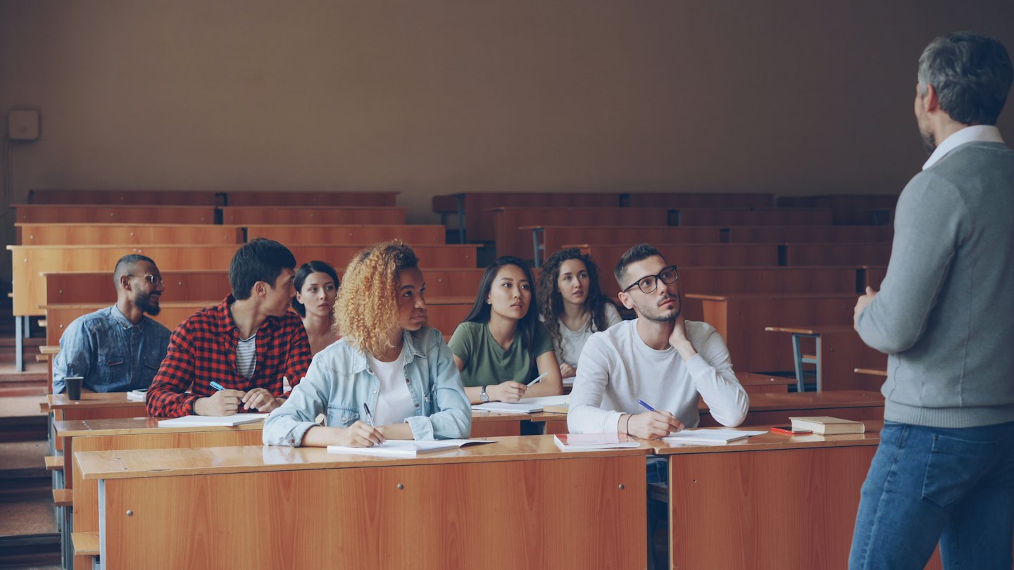 Studenci słuchają nauczyciela na wykładzie.